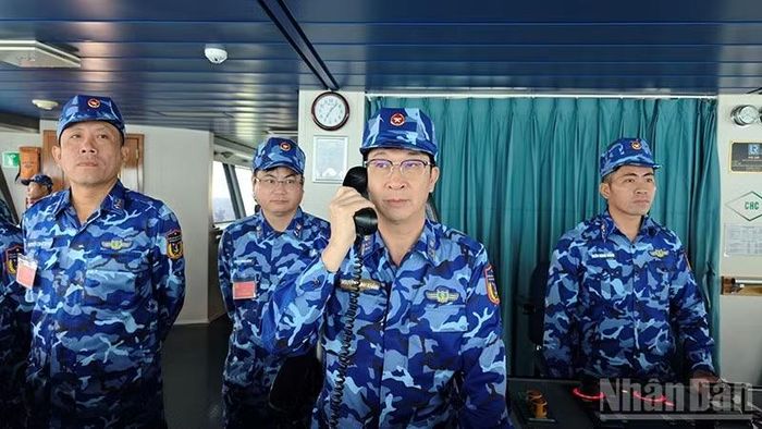 Đại tá Nguyễn Minh Khánh, Phó Tư lệnh, Tham mưu trưởng Vùng Cảnh sát biển 2 chỉ huy diễn tập. (Ảnh: Vùng Cảnh sát biển 2)