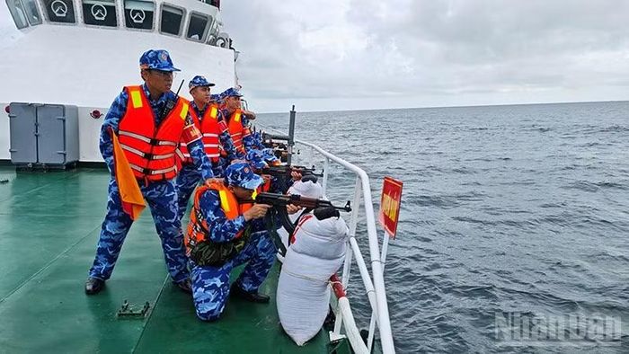 Cán bộ, chiến sĩ Vùng Cảnh sát biển 2 bắn súng AK trên biển. (Ảnh: Vùng Cảnh sát biển 2)