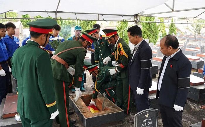 Nghi thức an táng hài cốt liệt sĩ A Ngõa trang nghiêm và thành kính. (Ảnh: BÁ THANH)
