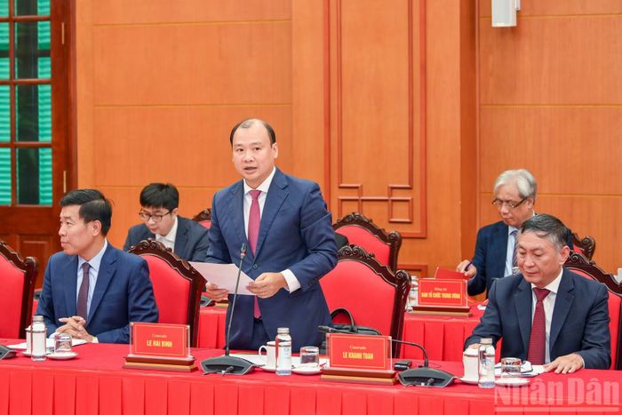Đồng chí Lê Hải Bình, Ủy viên Trung ương Đảng, Phó Giám đốc Thường trực Học viện Chính trị Quốc gia Hồ Chí Minh báo cáo tại cuộc tiếp.