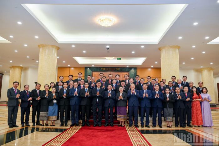 Thường trực Ban Bí thư Trần Cẩm Tú và đại biểu cùng Đoàn cán bộ cấp cao của Đảng Nhân dân Cách mạng Lào.