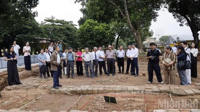 Các nhà khoa học thảo luận về kết quả khai quật khảo cổ năm 2026 tại khu vực nền Điện Kính Thiên.