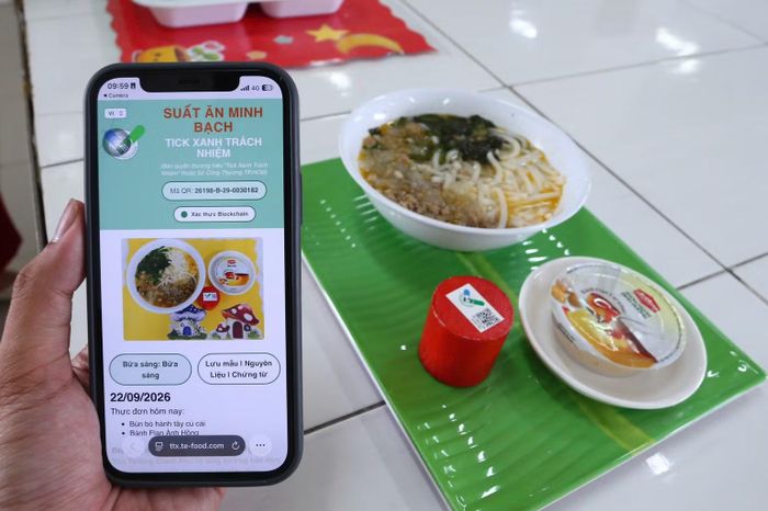 Chỉ một thao tác quét mã QR, thông tin về nguồn gốc của thực phẩm dùng chế biến bữa ăn sẽ hiện ra để người dân, chính quyền địa phương kiểm soát. (Ảnh: TRỌNG ANH)