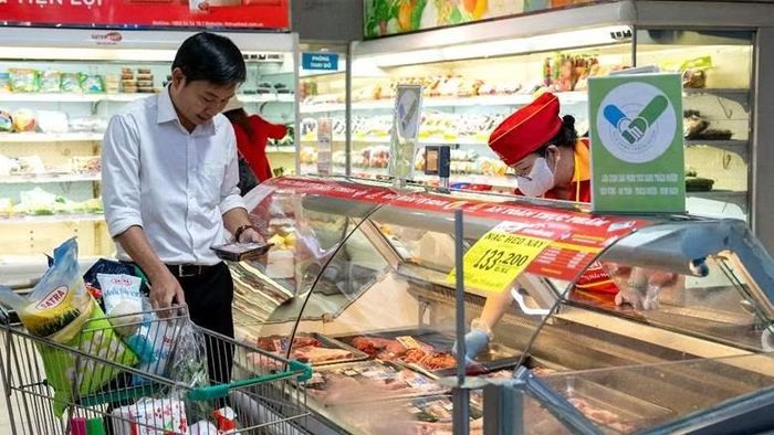Người dân mua sắm tại một gian hàng gắn logo "Tick xanh trách nhiệm" của SATRA. (Ảnh: CTV)