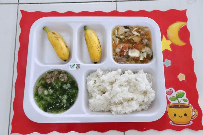 Một suất ăn trưa của học sinh Trường mầm non Bông Sen. (Ảnh: TRỌNG ANH)