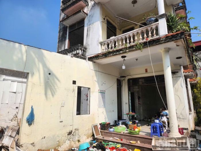 Ngôi nhà số 10 ngõ 252 đường Mỹ Đình của gia đình ông Nguyễn Đình Thế đang được gia đình ông Thế phối hợp lực lượng chức năng địa phương tháo dỡ để sớm bàn giao mặt bằng cho dự án bị chậm tiến độ gần 10 năm.