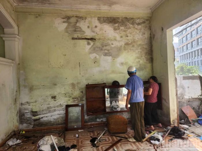 Người dân trong ngõ 252 Mỹ Đình đang dọn chuyển nhà để bàn giao lại mặt bằng.