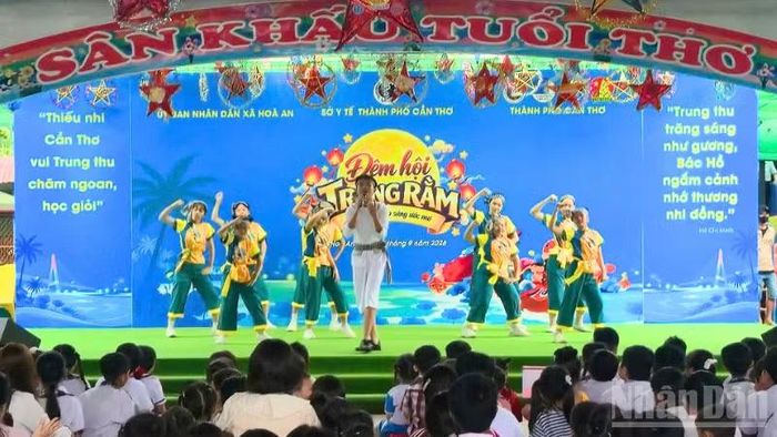 Các em thiếu nhi được hòa mình vào những hoạt động văn nghệ mang đậm nét truyền thống địa phương. (Ảnh: VĂN ÚT)