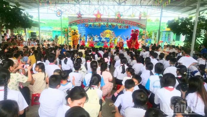 Quang cảnh chương trình Đêm hội trăng rằm. (Ảnh: VĂN ÚT)