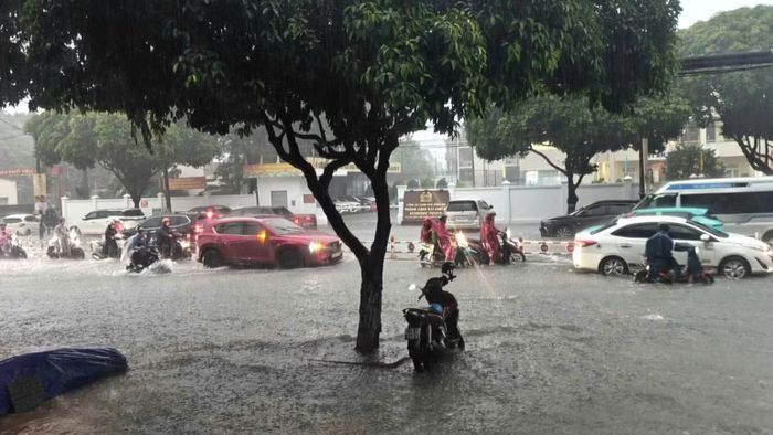 Ngập nước trên đường Nguyễn Ái Quốc, thành phố Đồng Nai. (Ảnh: CTV)