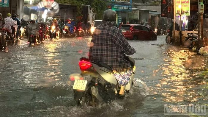 Mưa lớn gây ngập sâu trên tuyến đường vào phường Trảng Dài. (Ảnh: THIÊN VƯƠNG)