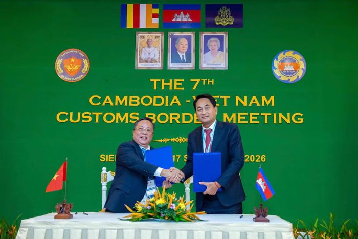 Đại diện Hải quan Việt Nam và Hải quan Campuchia trao văn kiện tại Hội nghị Hải quan biên giới Việt Nam-Campuchia lần thứ 7. (Ảnh: CHQ)