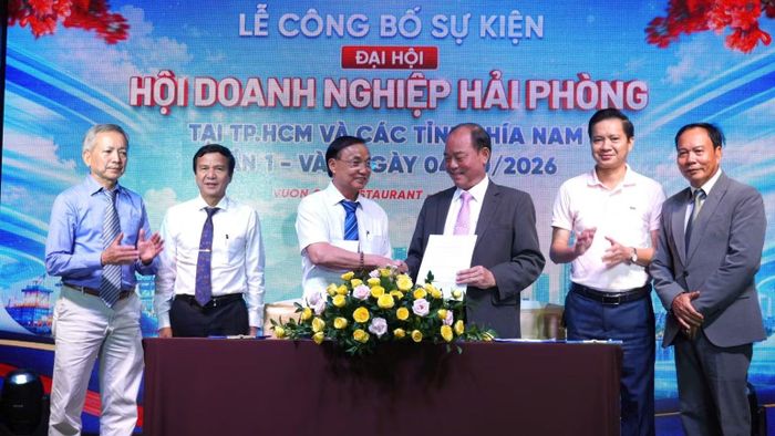 Ký kết tài trợ giữa Hội Doanh nghiệp Hải Phòng tại Thành phố Hồ Chí Minh và các tỉnh, thành phố phía nam với đại diện doanh nghiệp. (Ảnh: A.T)