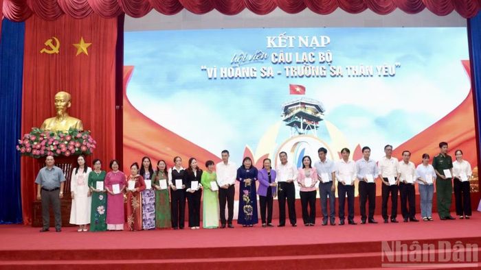 Kết nạp hội viên Câu lạc bộ “Vì Hoàng Sa-Trường Sa thân yêu”. (Ảnh: NGUYỄN SỰ)