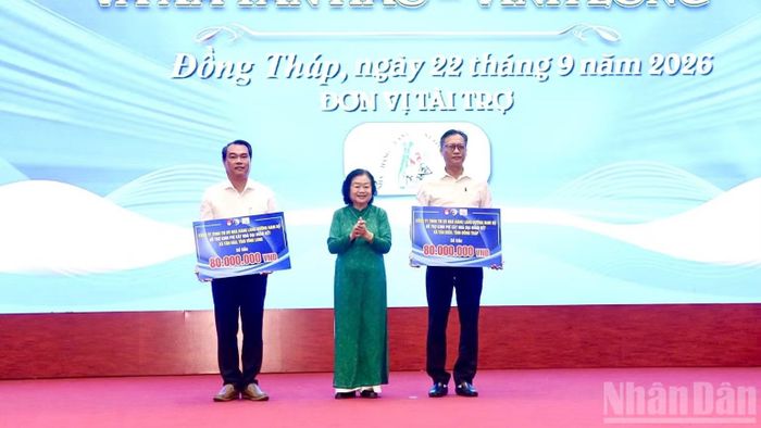Đồng chí Trương Mỹ Hoa trao tặng 2 căn nhà Đại đoàn kết cho các gia đình có hoàn cảnh khó khăn tại tỉnh Đồng Tháp và Vĩnh Long. (Ảnh: NGUYỄN SỰ)