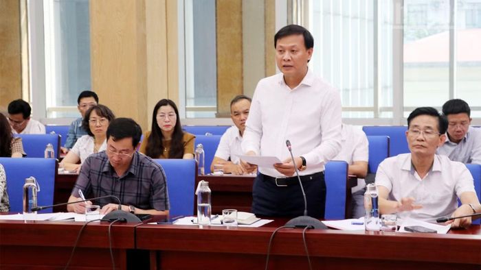 Giám đốc Ban Quản lý dự án đầu tư xây dựng các công trình dân dụng và công nghiệp tỉnh Nghệ An báo cáo tiến độ triển khai các dự án trường nội trú liên cấp. (Ảnh: PQ)