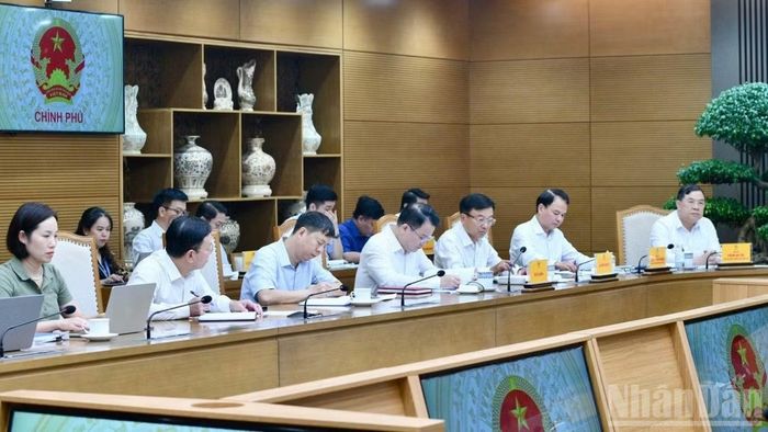 Phó Thủ tướng Thường trực Chính phủ Phạm Gia Túc (ngoài cùng, bên phải) và lãnh đạo một số bộ, ngành Trung ương tham dự cuộc họp. (Ảnh: THANH GIANG)