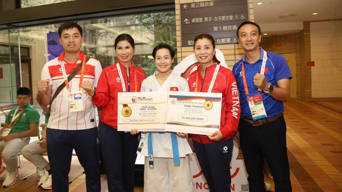 Đại tá Nguyễn Thị Thúy Thanh, Phó Cục trưởng Công tác chính trị (Bộ Công an), Phó Chủ tịch kiêm Tổng Thư ký Hiệp hội Thể thao Công an cùng Đại tá Phạm Hồng Thắm, Giám đốc Trung tâm huấn luyện và thi đấu thể thao Công an nhân dân trao thưởng 50 triệu đồng của Hiệp hội cho đội tuyển. (Ảnh: BÙI LƯỢNG)