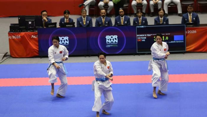 Ba võ sĩ Nguyễn Ngọc Trâm, Bùi Ngọc Nhi và Hoàng Thị Thu Uyên tạo dấu ấn bằng những động tác mạnh, dứt khoát, kết hợp độ chính xác. (Ảnh: BÙI LƯỢNG)