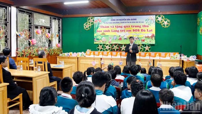 Giám đốc Làng trẻ em SOS Đà Lạt Trần Bảo Long phát biểu tại chương trình. (Ảnh: BẢO VĂN)