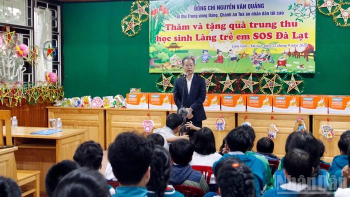 Đồng chí Nguyễn Văn Quảng chúc các em Làng trẻ em SOS Đà Lạt đón Tết Trung thu vui tươi, đầm ấm. (Ảnh: BẢO VĂN)