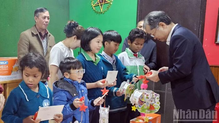 Đồng chí Nguyễn Văn Quảng trao quà tặng các em thiếu nhi Làng trẻ em SOS Đà Lạt nhân dịp Tết Trung thu. (Ảnh: BẢO VĂN)