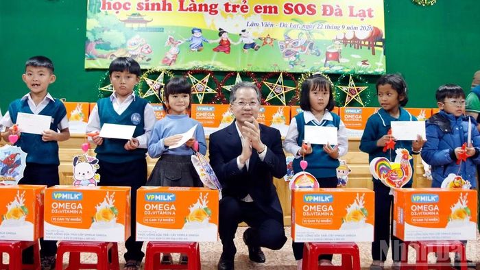 Đồng chí Nguyễn Văn Quảng mong muốn chính quyền địa phương, các cấp, ngành, tổ chức, cá nhân tiếp tục quan tâm, chung tay chăm lo tốt hơn cho trẻ em, nhất là trẻ em có hoàn cảnh đặc biệt. (Ảnh: BẢO VĂN)
