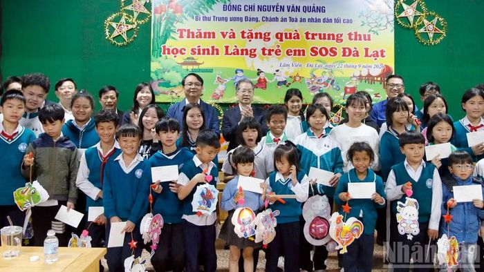 Đồng chí Nguyễn Văn Quảng và lãnh đạo tỉnh Lâm Đồng với thiếu nhi Làng trẻ em SOS Đà Lạt. (Ảnh: BẢO VĂN)