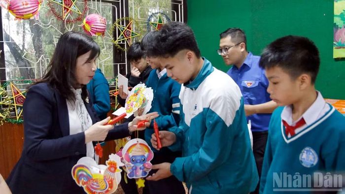 Đồng chí Hà Thị Hạnh, Ủy viên Ban Thường vụ Tỉnh ủy, Phó Chủ tịch Ủy ban Mặt trận Tổ quốc Việt Nam tỉnh Lâm Đồng trao quà tặng các em Làng trẻ em SOS Đà Lạt. (Ảnh: BẢO VĂN)