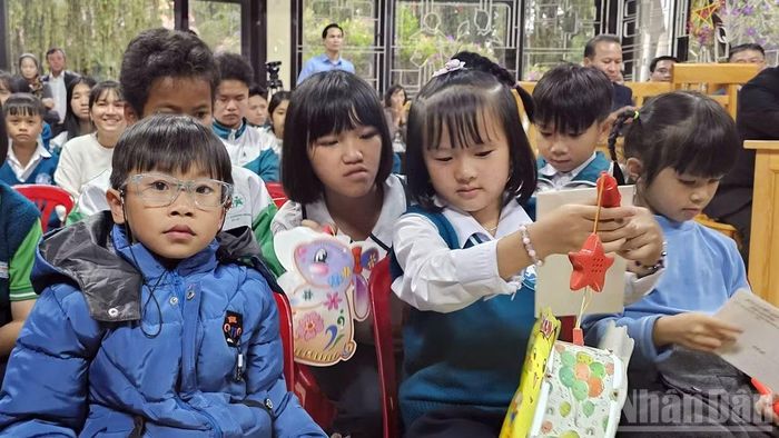 Những món quà ý nghĩa nhân Tết Trung thu đến với trẻ em Làng SOS Đà Lạt. (Ảnh: BẢO VĂN)