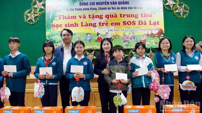 Phó Bí thư Thường trực Tỉnh ủy Lâm Đồng Đặng Hồng Sỹ và Giám đốc Sở Giáo dục và Đào tạo Lê Thị Bích Liên trao quà tặng các em Làng trẻ em SOS Đà Lạt. (Ảnh: BẢO VĂN)