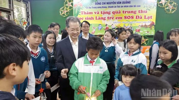 Đồng chí Nguyễn Văn Quảng thăm hỏi, động viên các em đang sinh sống, học tập tại Làng trẻ em SOS Đà Lạt. (Ảnh: BẢO VĂN)
