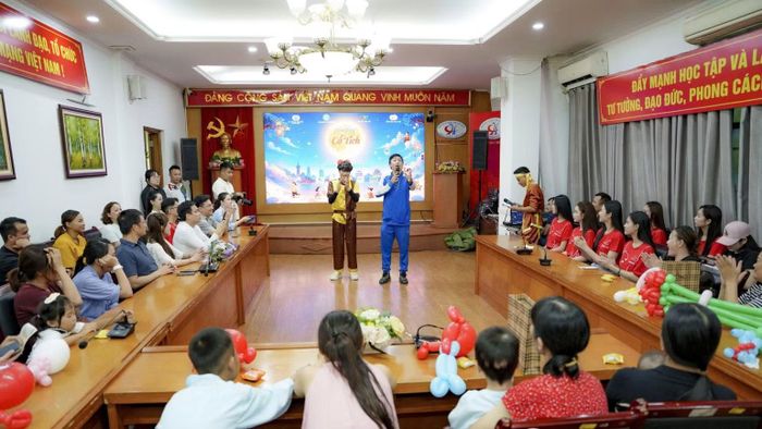 Sự góp mặt của các Hoa hậu, Á hậu đã mang đến nhiều tình cảm nồng ấm cho các em nhỏ tại chương trình. (Ảnh: Ban tổ chức cung cấp)