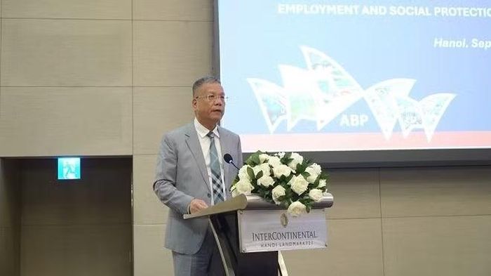 Phó Giám đốc Bảo hiểm xã hội Việt Nam Trần Đình Liệu (phải) và ông Christopher Sheldon, Giám đốc Quản lý Danh mục Đầu tư, Ngân hàng Thế giới tại Việt Nam, Campuchia và Lào phát biểu tại hội thảo. (Ảnh VSS)