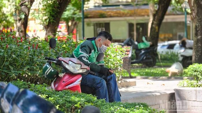 Lao động nền tảng tại Hà Nội. (Ảnh MINH DUY)