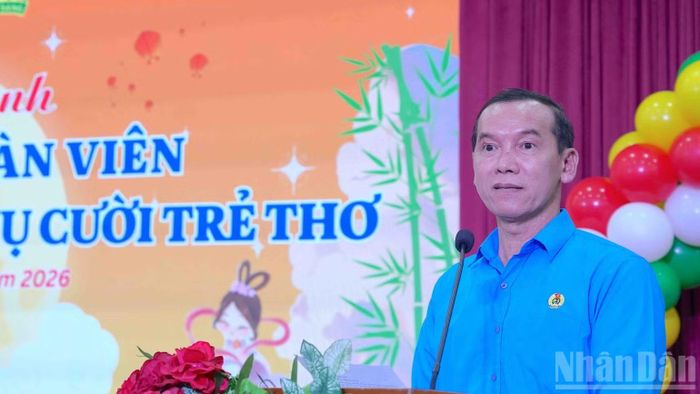 Chủ tịch Liên đoàn Lao động tỉnh Cà Mau Lý Công Bắc chúc mừng các cháu thiếu nhi nhân buổi họp mặt. (Ảnh: HỮU TÙNG)
