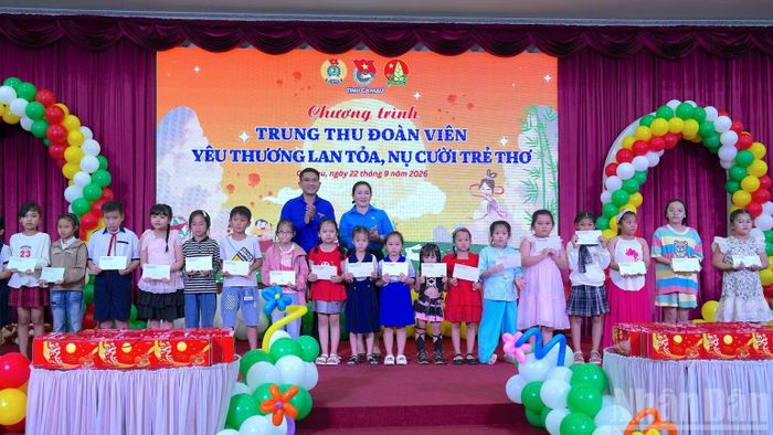 Nhân buổi họp mặt, đại diện Liên đoàn lao động và Tỉnh đoàn Cà Mau trao tặng 100 suất học bổng cho các em thiếu nhi có hoàn cảnh khó khăn. (Ảnh: HỮU TÙNG)