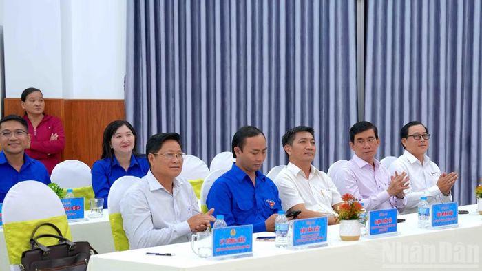Đại diện lãnh đạo tỉnh và các ngành, đoàn thể Cà Mau dự buổi họp mặt. (Ảnh: HỮU TÙNG)