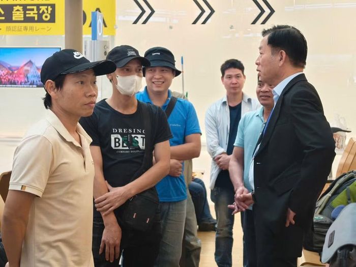  Đại sứ Việt Nam tại Hàn Quốc Vũ Hồ thăm hỏi, động viên các thuyền viên. ﻿(Ảnh: Đại sứ quán Việt Nam tại Hàn Quốc cung cấp) 