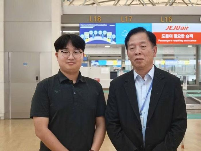  Đại sứ Vũ Hồ chụp ảnh kỷ niệm với đại diện của Cảnh sát biển Hàn Quốc. ﻿(Ảnh: Đại sứ quán Việt Nam tại Hàn Quốc cung cấp) 