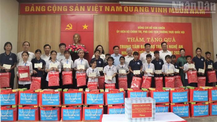 Phó Chủ tịch Thường trực Quốc hội Đỗ Văn Chiến tặng quà Tết Trung thu cho các cháu thiếu niên, nhi đồng.