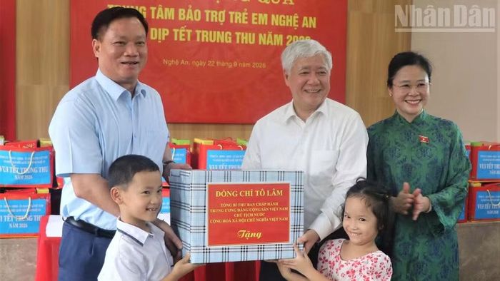 Đồng chí Đỗ Văn Chiến trao tặng quà của Tổng Bí thư, Chủ tịch nước Tô Lâm đến các cháu thiếu niên, nhi đồng.