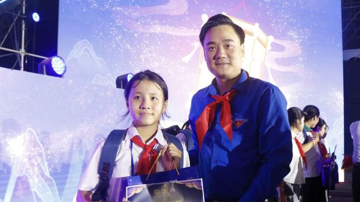 Phó Chủ tịch Ủy ban Mặt trận Tổ quốc thành phố, Bí thư Thành đoàn Bắc Ninh Trần Văn Đăng trao quà tặng các em thiếu nhi. ( Ảnh: A.T).