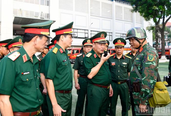 Thượng tướng Lê Quang Đạo kiểm tra quy định sẵn sàng chiến đấu và động viên cán bộ, chiến sĩ Lữ đoàn 144.