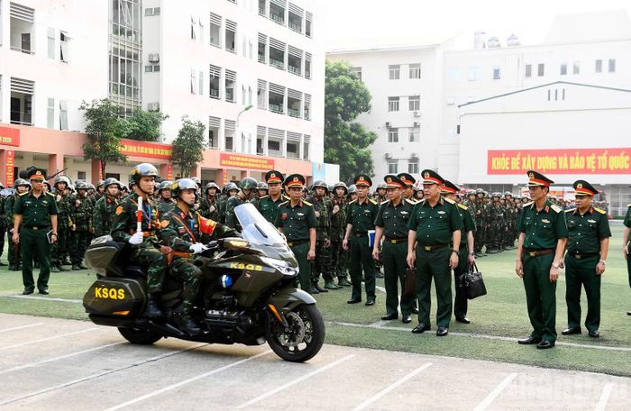 Thượng tướng Lê Quang Đạo kiểm tra quy định sẵn sàng chiến đấu và động viên cán bộ, chiến sĩ Lữ đoàn 144.