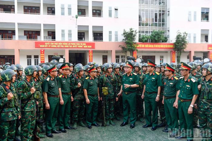 Thượng tướng Lê Quang Đạo kiểm tra quy định sẵn sàng chiến đấu và động viên cán bộ, chiến sĩ Lữ đoàn 144.