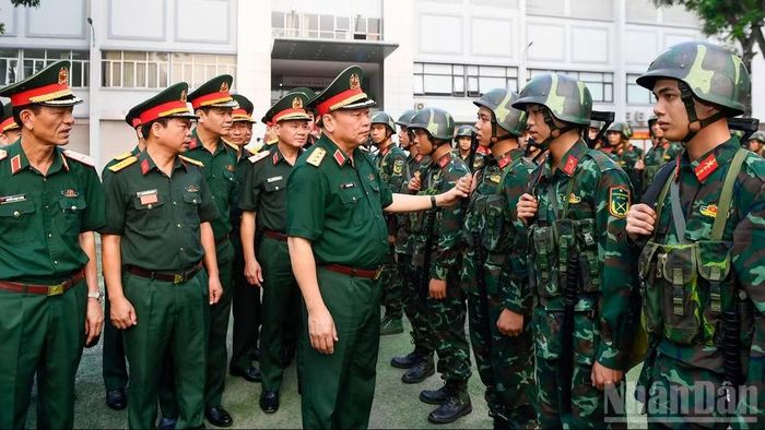 Thượng tướng Lê Quang Đạo kiểm tra quy định sẵn sàng chiến đấu và động viên cán bộ, chiến sĩ Lữ đoàn 144.