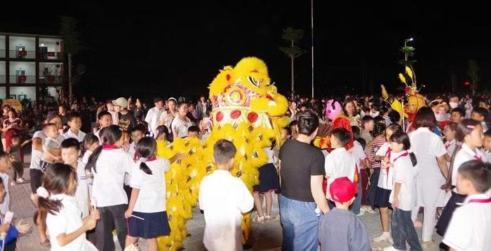 Tiết mục "múa lân" trong đêm Trung thu thu hút hàng nghìn học sinh theo dõi, cổ vũ. (Ảnh: LÊ LAN)