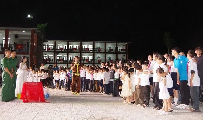 Với rất nhiều học sinh Trường phổ thông nội trú Tiểu học và Trung học cơ sở Sam Mứn thì đây là mùa Trung thu đầu tiên các em được thưởng thức chương trình văn nghệ có "chú Cuội với chị Hằng" cùng trông trăng phá cỗ. (Ảnh: LÊ LAN)