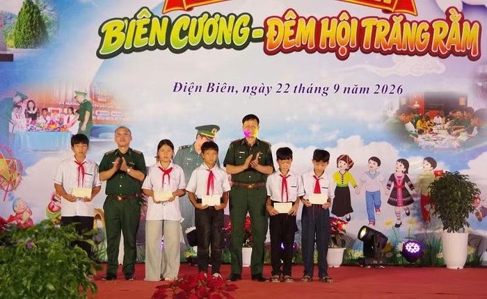 Các đồng chí lãnh đạo Ban Chỉ huy Bộ đội Biên phòng tỉnh Điện Biên trao quà tặng các cháu học sinh trong Chương trình "Nâng bước em tới trường-Con nuôi Đồn Biên phòng". (Ảnh: LÊ LAN)